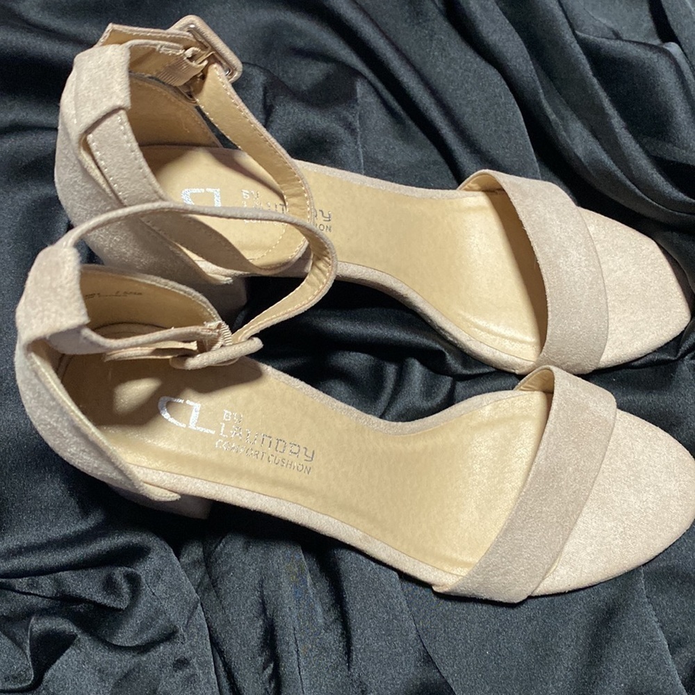 CL by Laundry Sandals. Nude Size 7 1/2 - Picture 4 of 9
